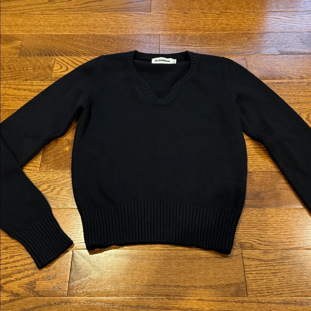 Jil Sander Elegant Black V-Neck Sweater - Picture 4 of 9
